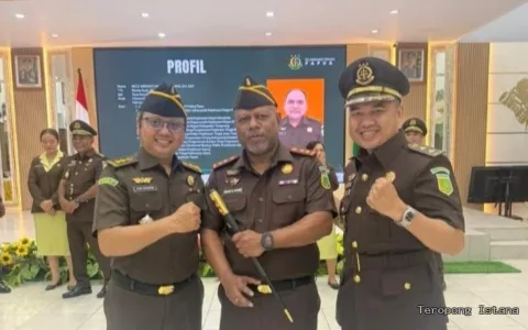 Kejati Papua Lantik Kajari Yapen dan Rizal Ramdhani, Ini Arahan Kajati