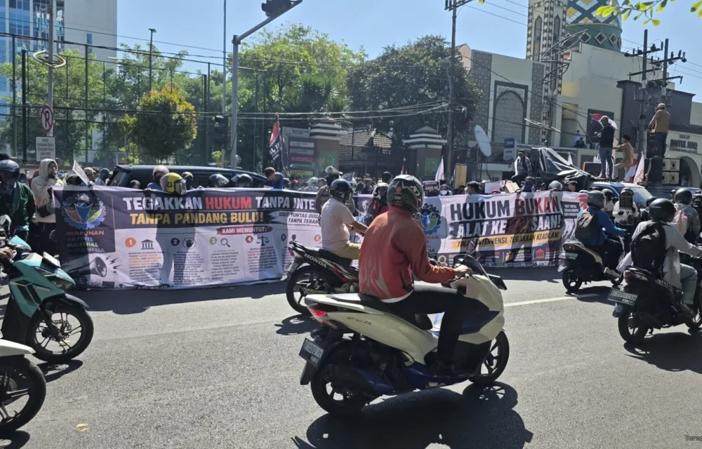 Gelar Aksi Di Kejati Jatim, Ratusan Aktivis Milenial Desak Revitalisasi Kejaksaan Dan Tolak Intervensi Hukum