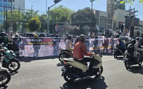 Gelar Aksi Di Kejati Jatim, Ratusan Aktivis Milenial Desak Revitalisasi Kejaksaan Dan Tolak Intervensi Hukum