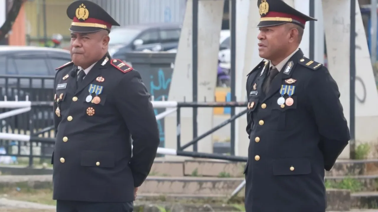 Berhasil Bujuk DPO Menyerahkan Diri, Dua Perwira Polres Tambrauw Terima Penghargaan