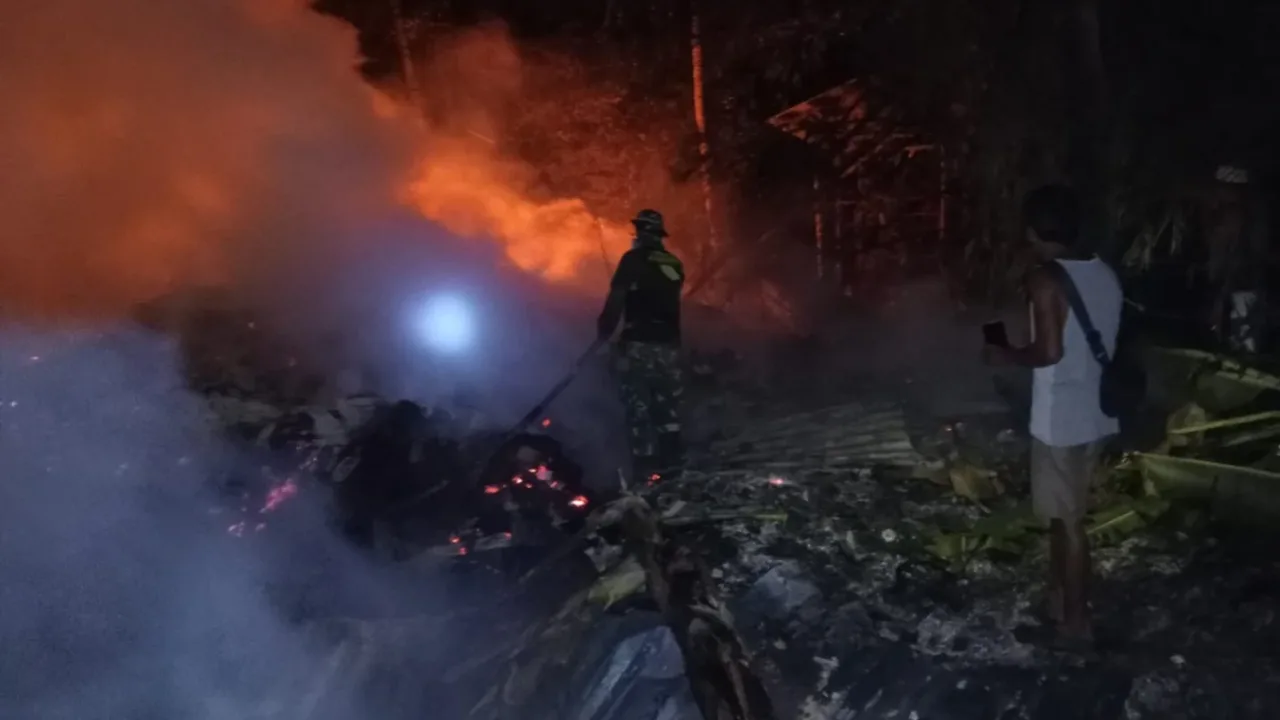 Damkar Kodim 0601/Pandeglang dan Masyarakat Padamkan Kebakaran di Cibaliung