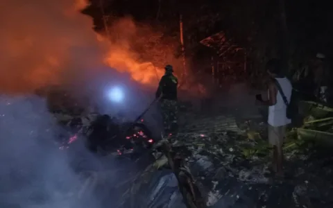 Damkar Kodim 0601/Pandeglang dan Masyarakat Padamkan Kebakaran di Cibaliung